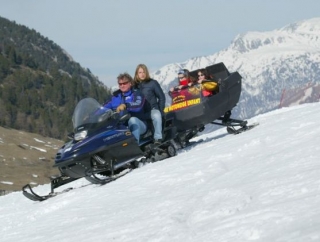 Motoneige avec enfants en passagers
